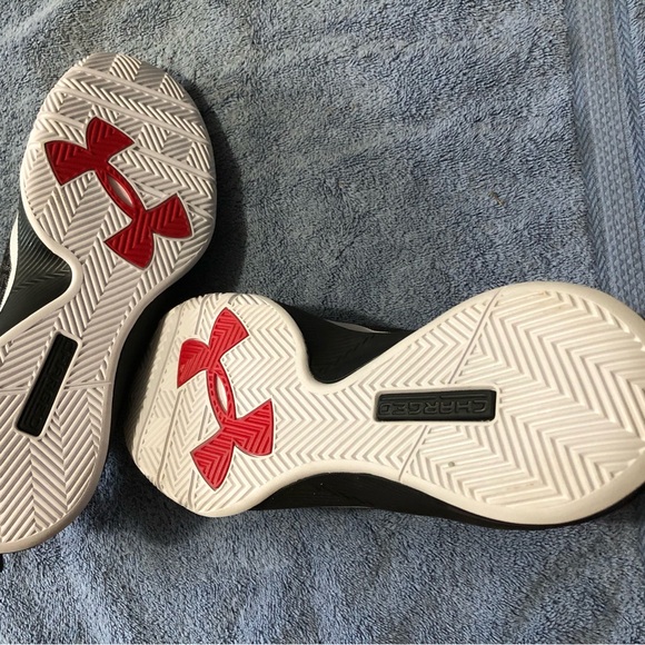 Men’s Under Armour Clutch 2 Shoes. Black / White. Size 9 Men’s. Never Worn - Picture 4 of 10